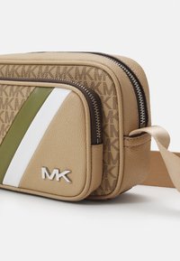 Michael Kors ZIP CAMERA BAG UNISEX - Rankinė per petį - smokey olive