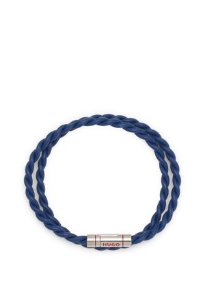 Bracciale doppio in pelle blu navy con chiusura magnetica in argento incisa con il nome del marchio "HUGO" in lettere rosse.
