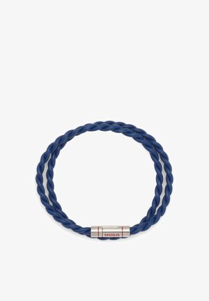Bracelet double tour en cuir bleu marine avec un fermoir magnétique argenté gravé du nom de la marque « HUGO » en lettres rouges.