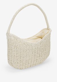 Borsa in paglia intrecciata color crema con un top curvo, forma ovale e un unico manico. L'interno foderato presenta due tasche interne.