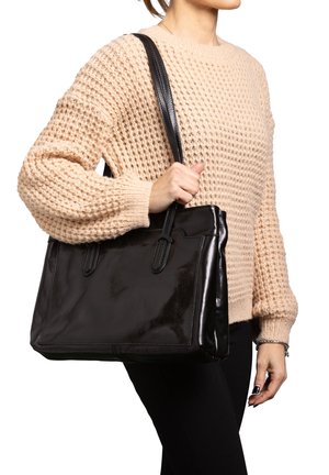 Borsa a mano in pelle nera con finitura lucida, dotata di due manici superiori e cuciture accentuate. Presenta un design a tote strutturato.