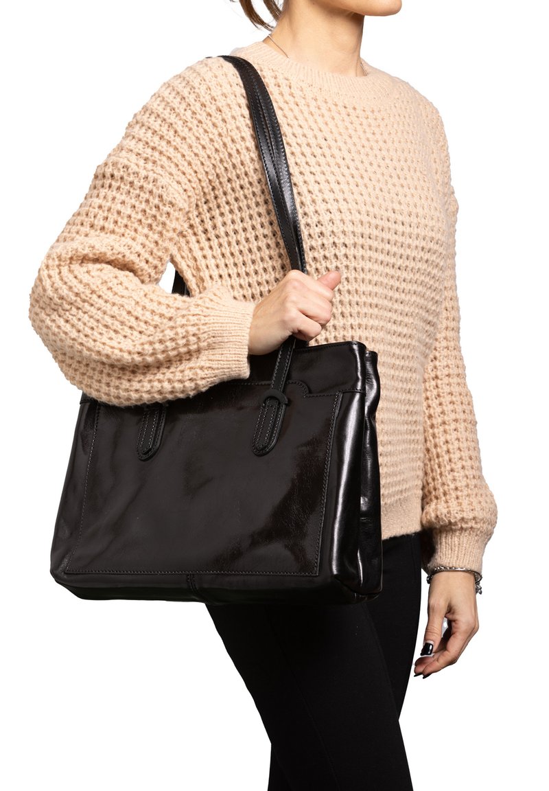 Borsa a mano in pelle nera con finitura lucida, dotata di due manici superiori e cuciture accentuate. Presenta un design a tote strutturato.