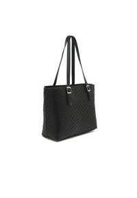 Čierna taška cez rameno s embosovaným geometrickým vzorom, plochou štruktúrou, dvojitými popruhmi a kovovými detailmi v striebornom tóne. Textúrovaný syntetický materiál.