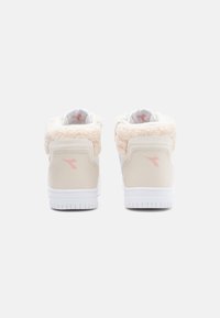 Beige bőr magasszárú sneaker, puha krémszínű gallérral. Fehér gumitalp. Az oldalon diszkrét rózsaszín logó található.