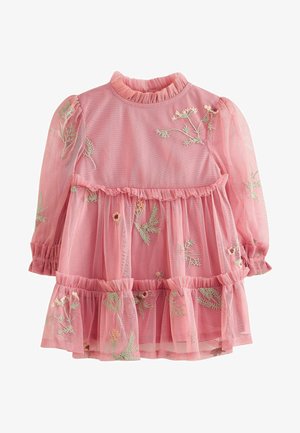 Rózsaszín áttetsző ruha hímezett virágmintákkal, puffos ujjakkal, elasztikus derékrésszel és fodros szegéllyel. Oldalsó zsebekkel rendelkezik.