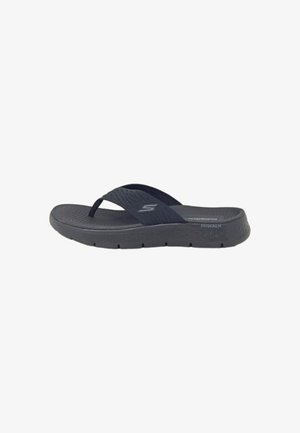 Zwarte flip-flop sandaal met een textuur in het voetbed, gemolde tussenstrap en een gevoerde zool met een lichte hak. Merklogo op de strap.