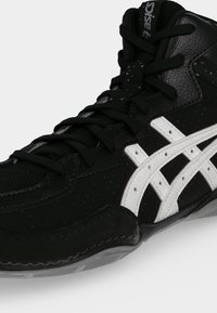Μαύρο ψηλό αθλητικό παπούτσι Asics με λευκές ρίγες και μαύρα κορδόνια, δέρμα με υφή και ορατή λαστιχένια σόλα.