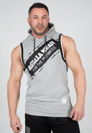 Grijze mouwloze hoodie met een zwart accent, grafische tekst "GORILLA WEAR FOR THE MOTIVATED," met trekkoorden en een klein logo op de taille.