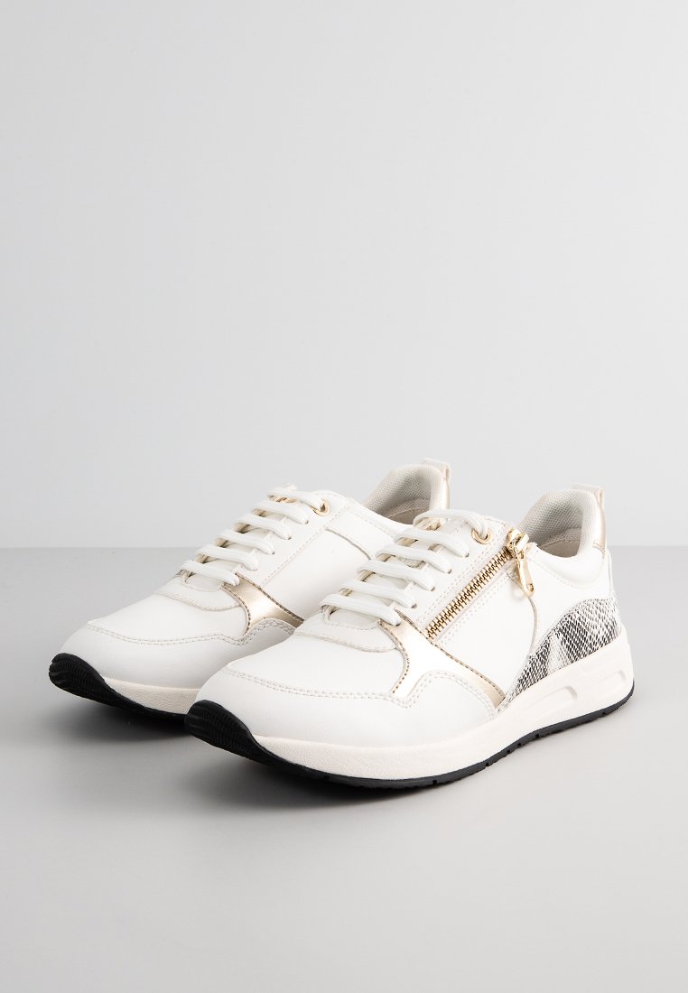 Zapatillas blancas con un acento de cremallera metálica dorada, sección de estampado de serpiente texturizado en gris y una suela de goma negra. Diseño de cordones cerrados.
