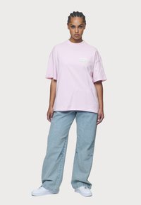 Pegador LUCIA HEAVY OVERSIZED TEE - Trükipildiga T-särk - washed bubblegum
