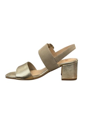 Metalen gouden en beige sandaal met twee brede banden, een blokhak en een open te ontwerpen. Glad en textuurmateriaal gecombineerd.