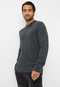 Grau gestrickter Pullover mit Rundhalsausschnitt, gerippten Bündchen und Saum. Der Stoff hat eine gesprenkelte Textur, die ein gemütliches Erscheinungsbild verleiht.