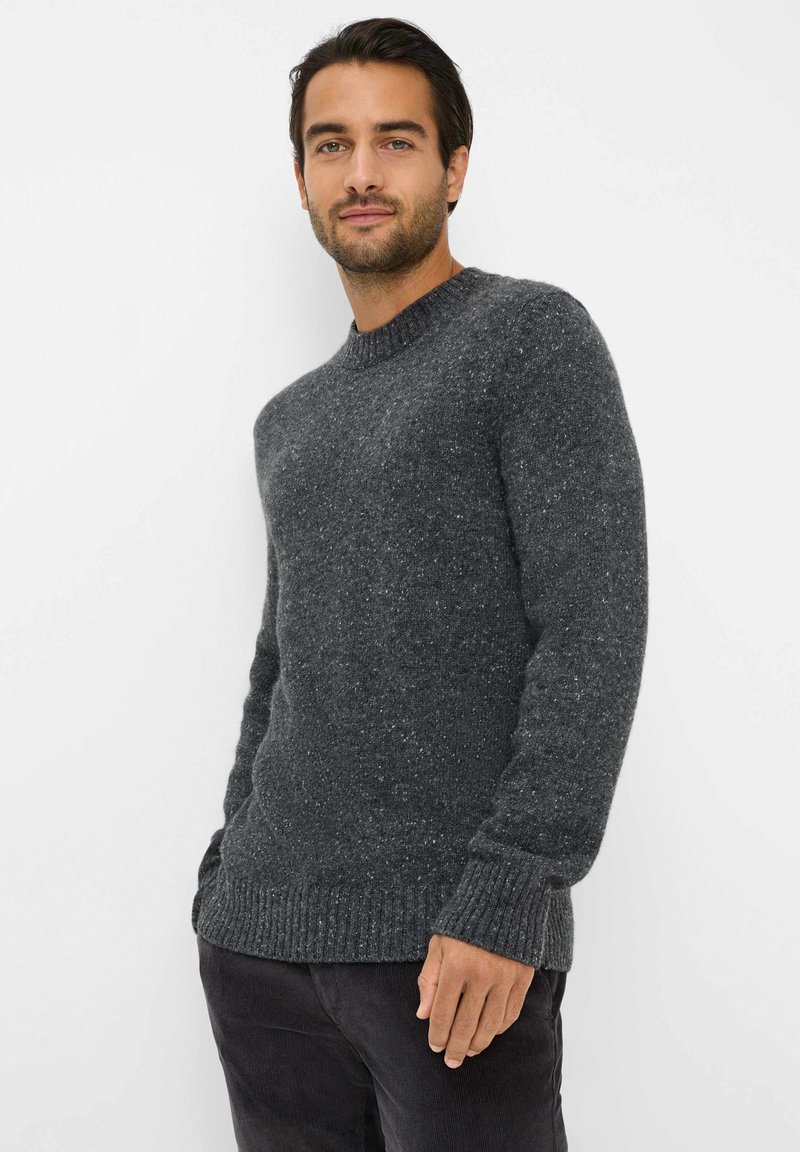 Grau gestrickter Pullover mit Rundhalsausschnitt, gerippten Bündchen und Saum. Der Stoff hat eine gesprenkelte Textur, die ein gemütliches Erscheinungsbild verleiht.
