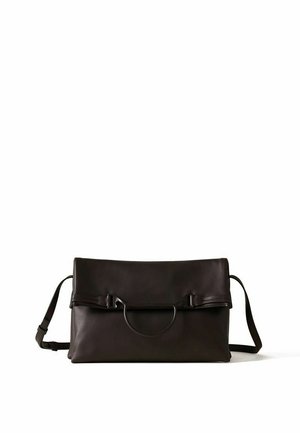 Borsa a tracolla in pelle marrone scuro con patta pieghevole, dettagli in metallo e tracolla regolabile.
