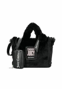 Zwarte nepbont handtas met twee korte hengsels, een afneembare zwarte leren zak en een voorkant met een patch met de tekst "KIES JUICY" in roze letters.