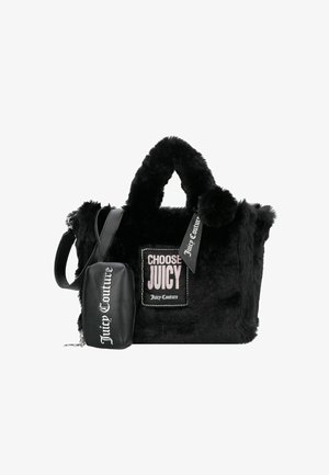 Zwarte nepbont handtas met twee korte hengsels, een afneembare zwarte leren zak en een voorkant met een patch met de tekst "KIES JUICY" in roze letters.