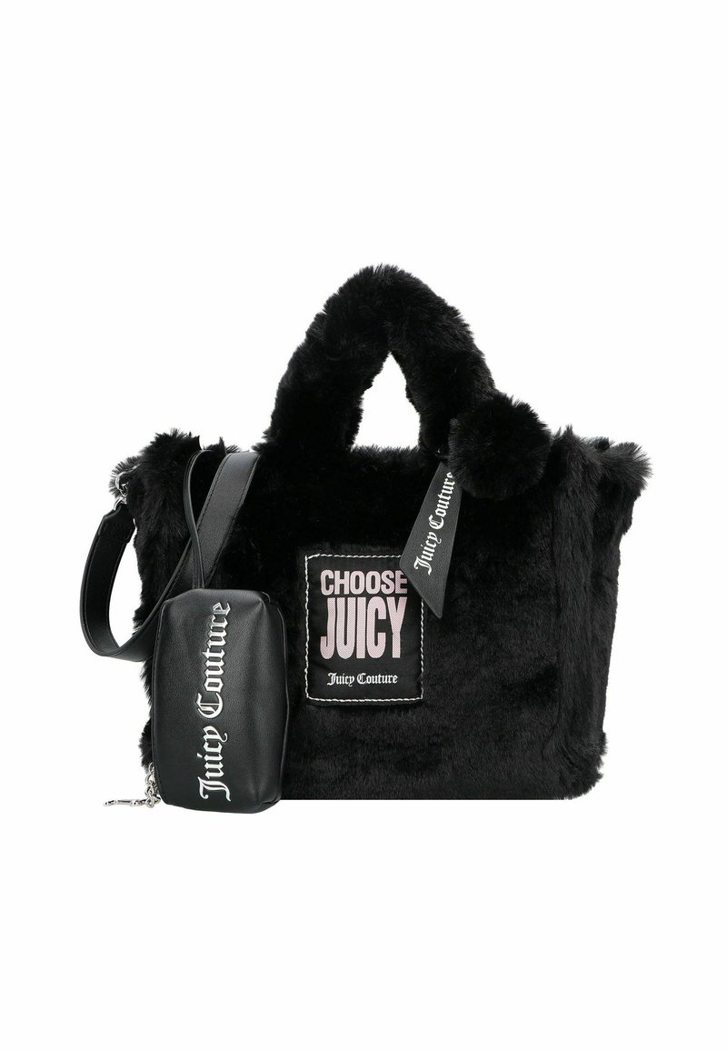 Zwarte nepbont handtas met twee korte hengsels, een afneembare zwarte leren zak en een voorkant met een patch met de tekst "KIES JUICY" in roze letters.