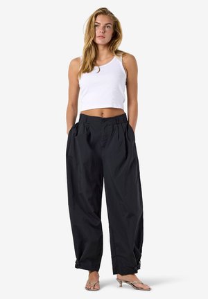 Noisy May, NMELIDE PLEAT BALOON PANT - Pantaloni - obsidian