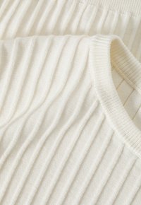 TATUUM BAZO - Lihtne T-särk - off white