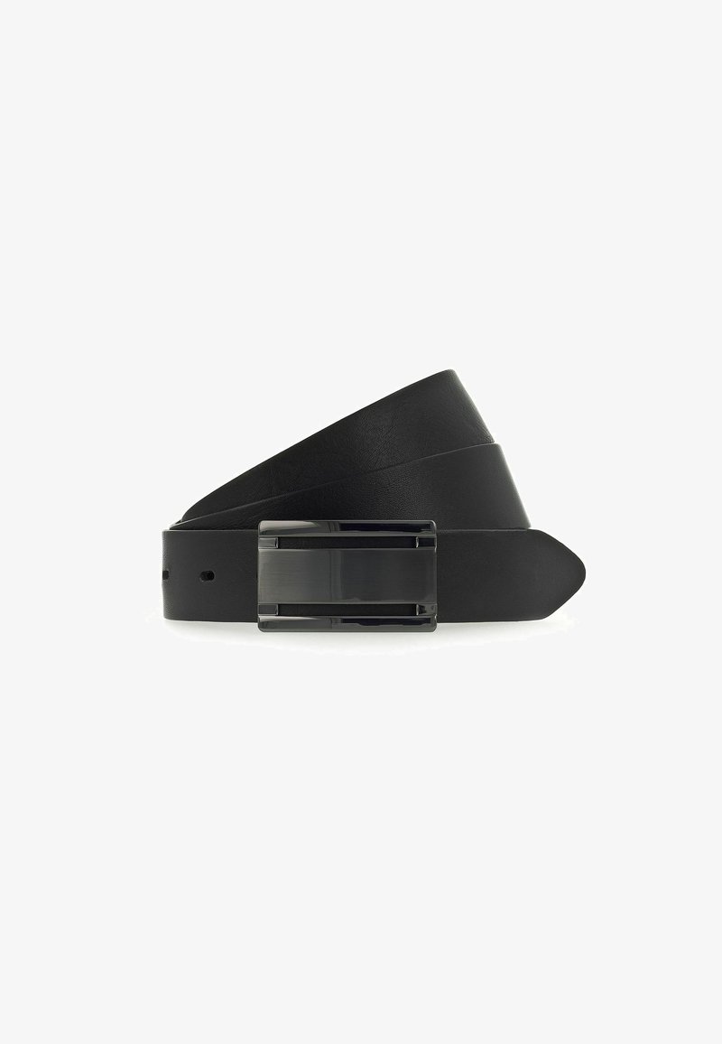 Zwarte leren riem met een rechthoekige zwarte metalen gesp. De band is soepel en breed, met meerdere gaatjes voor verstelling.