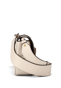 Μπεζ δερμάτινη τσάντα ώμου με δομημένο σχήμα, που διαθέτει επίπεδο λουρί και χρυσές λεπτομέρειες. Λεία υφή με μινιμαλιστικό σχεδιασμό.