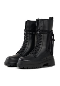 Czarne skórzane buty wojskowe z wysoką cholewką, sznurowaniem z przodu, bocznym zamkiem błyskawicznym oraz teksturowaną gumową podeszwą z głębokimi rowkami dla lepszej przyczepności.
