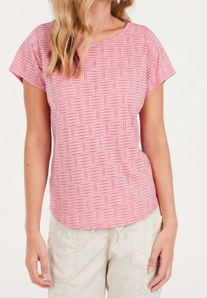 Haut rose à manches courtes avec un motif géométrique texturé, col rond et coupe décontractée, associé à un pantalon cargo beige.