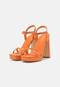 Menbur Sandály na vysokém podpatku - orange