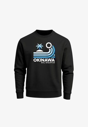 Schwarzer Sweatshirt mit einem blauen Grafikdesign, das eine Palme, eine Welle und den Text "OKINAWA NVL 1976" in Weiß zeigt. Aus Fleece, im Crewneck-Stil.