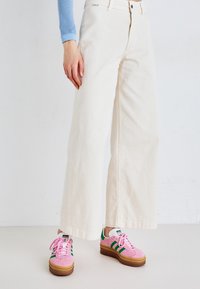 Pepe Jeans TANIA - Trapezaste traperice - white