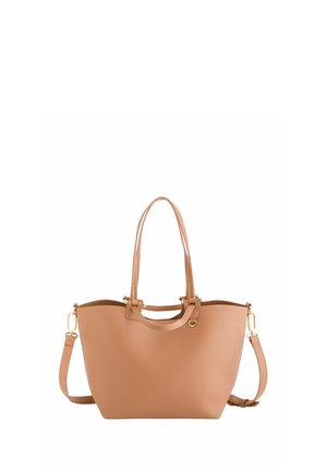 Bolso tote de cuero color bronce con dos asas superiores y correa de hombro desmontable, con detalles de herrajes en tono dorado.