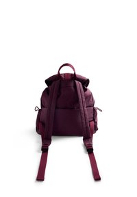 Zaino bordeaux con alette superiori, due spallacci regolabili e una maniglia centrale per il trasporto. Realizzato in tessuto resistente con una finitura strutturata.