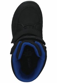 Botín de invierno negro con un exterior texturizado, correa de velcro y forro acolchado azul; la etiqueta interior indica tamaño 28 y marca Geox Respira.