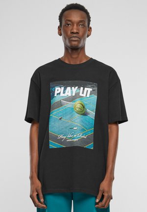 Sorte bomulds T-shirt med grafisk print af en tennisbane, en gul tennisbold og teksten "PLAY LIT" i fede hvide bogstaver.