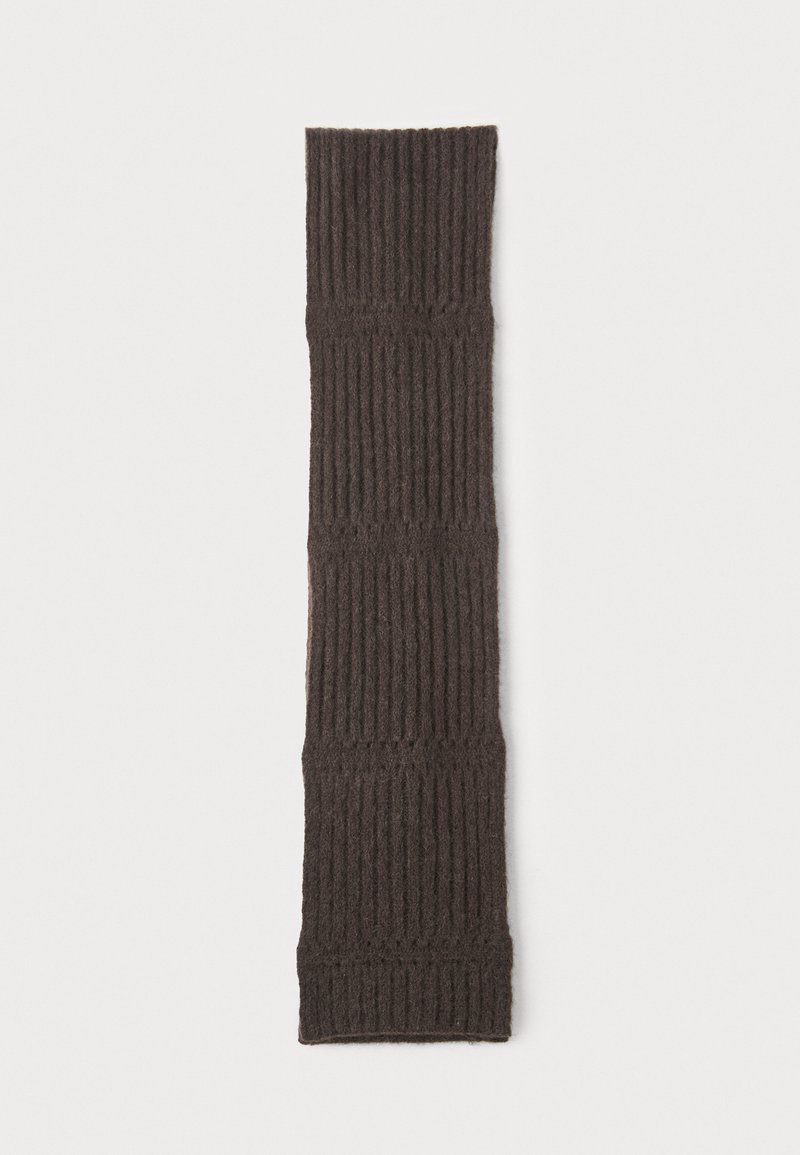 Scaldino per gambe in maglia marrone scuro con texture a coste verticali, forma rettangolare allungata e materiale morbido simile alla lana.