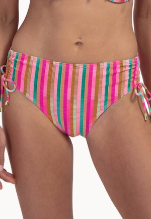 Kobieta nosząca dolną część bikini w pionowe paski w kolorach różowym, pomarańczowym, zielonym i białym, z regulowanymi sznureczkami po bokach zakończonymi metalowymi końcówkami.
