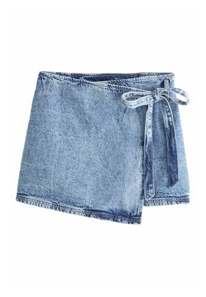 Gonna avvolgente in denim azzurro chiaro, con chiusura a fiocco. Il tessuto ha una finitura testurizzata e un orlo grezzo con dettagli di cucitura a contrasto.