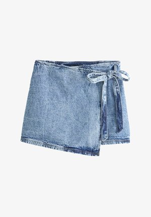 Denim suknja omota u svijetloplavoj boji, s vezivanjem na mašnu. Tkanina ima teksturirani završetak i sirovi rub s kontrastnim šavovima.