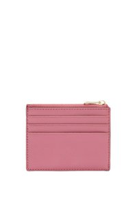 Růžový kožený držák karet s texturovaným povrchem, obsahující čtyři přihrádky na karty a na vrchu zipovou kapsu na mince nebo malé předměty.