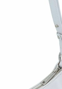 Borsa a spalla in pelle bianca con una texture liscia, hardware con zip argentata e tracolla regolabile. Presenta una silhouette snella.