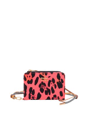 Cartera compacta con material de un brillante color rosa y manchas de leopardo negras, logo dorado y cierre con cremallera, complementada con una correa desmontable.
