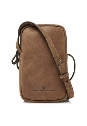 Sac en cuir marron en bandoulière avec une fermeture éclair et une sangle ajustable. Présente une texture lisse et des coutures contrastantes. Logo imprimé à l'avant.
