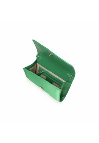 Portafoglio in pelle verde con una texture liscia, chiusura a pattina e diversi slot per carte all'interno. L'interno presenta un colore chiaro a contrasto.