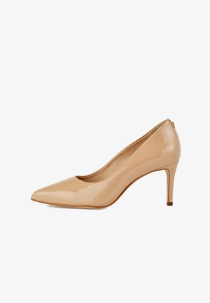 Escarpin nude en cuir verni à bout pointu avec un talon aiguille de hauteur moyenne, présenté de profil sur fond blanc.