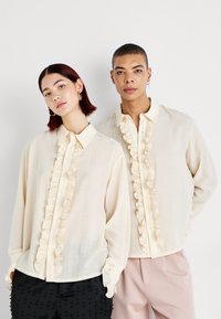 Sister Jane FREDDIE RUFFLE UNISEX - Πουκαμίσα με κουμπιά - ivory