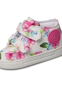 Baskets blanches en toile avec un motif floral comportant des fleurs roses et bleues, des sangles Velcro et un accent rond de logo rose. Semelle blanche texturée.