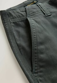 Grau farbene Stoffhosen mit lockerer Passform, die eine glatte Textur, verstärktes Nähen und ein Seitenf pocket-Design bieten.