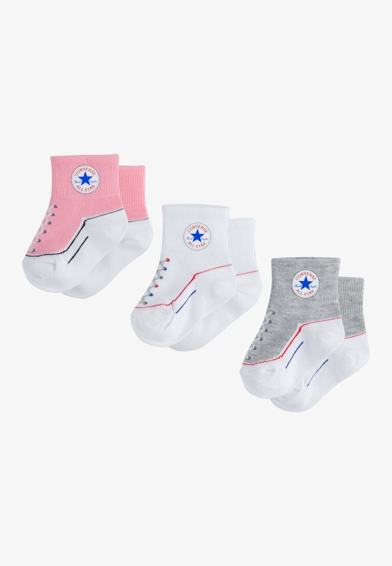 Tres pares de calcetines hasta el tobillo: rosa con acentos blancos, blancos con contorno azul y gris con contorno rojo. Todos presentan el logo de Converse.