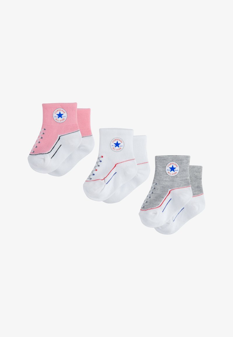 Trois paires de chaussettes de cheville : rose avec des accents blancs, blancs avec une bordure bleue, et gris avec une bordure rouge. Toutes présentent le logo Converse.