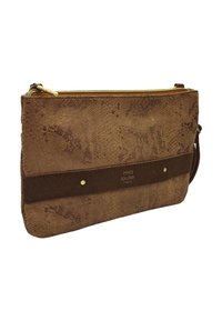 Pochette en cuir marron à motif serpent avec une bande accent en daim, fermeture éclair dorée et détail de logo. Texture douce avec un éclat subtil et design compact.